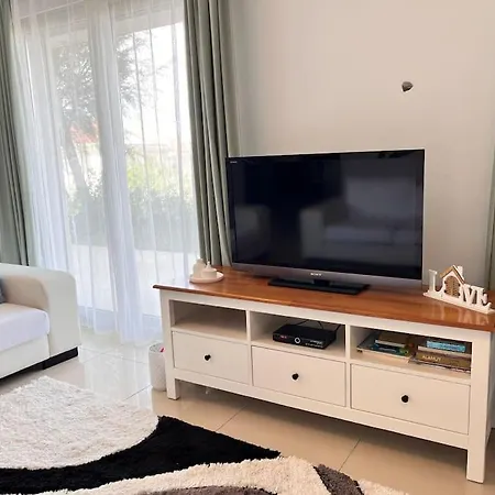 Cesme'de Havuzlu Evde Konaklayin Cesme
