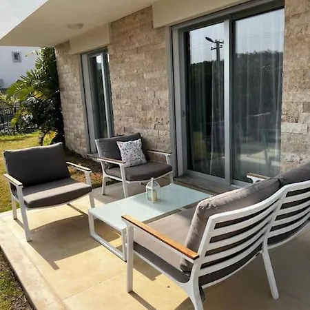 Cesme'de Havuzlu Evde Konaklayin Cesme