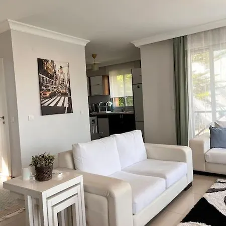 Cesme'de Havuzlu Evde Konaklayin Villa *