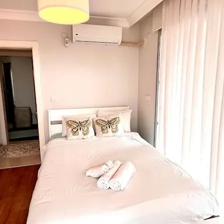 Cesme'de Havuzlu Evde Konaklayin Villa