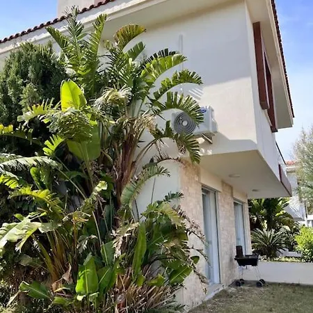 Cesme'de Havuzlu Evde Konaklayin * Cesme